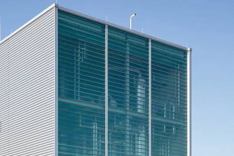 Glasfassade eines Industriegebäudes im modernen Glasbau