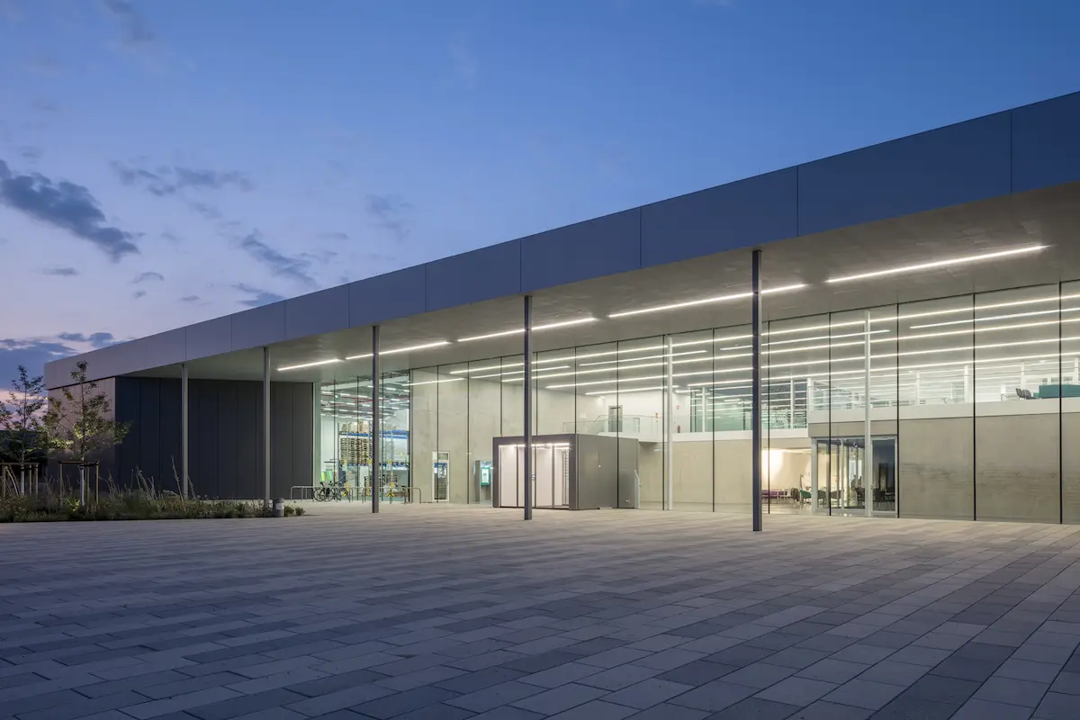 Modernes Gebäude mit großflächiger Glasfassade und Aluminiumkonstruktion im Leichtmetallbau