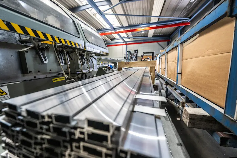 Aluminiumprofile in der Fertigung für Leichtmetallbau-Konstruktionen