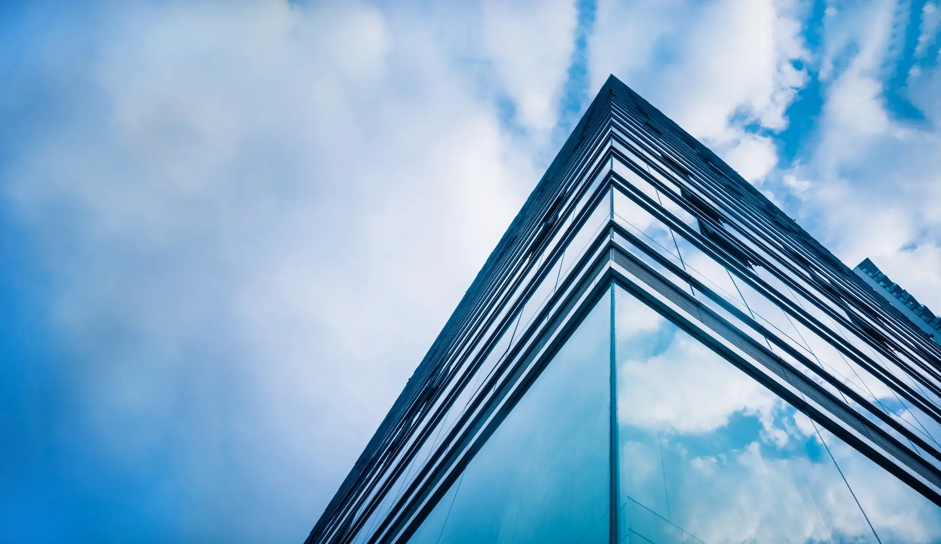 Moderne Glasfassade eines Gebäudes im Glas- und Metallbau
