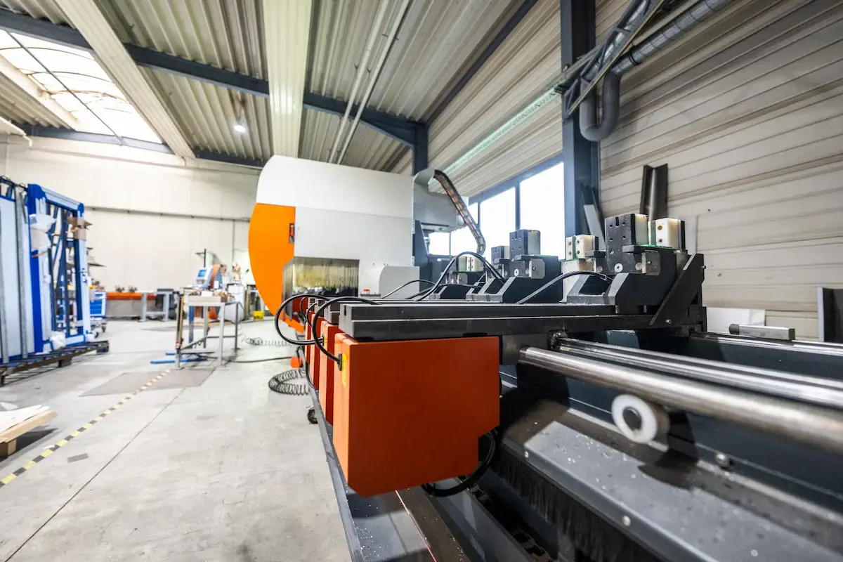 Maschine zur Profilbearbeitung und Metallbearbeitung in der Werkstatt